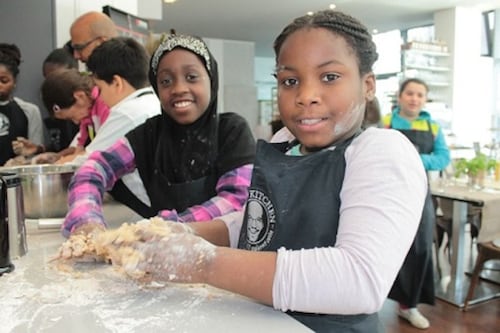 Mittagskinder nehmen auch an Projekttagen der EDEKA Stiftung, sowie an Kochkursen zu ausgewogener Ernährung teil.