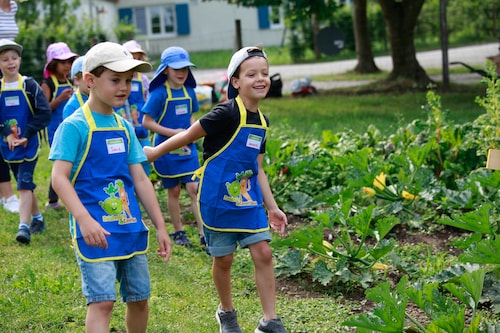 Anpflanz-Aktion Kinder mit Schürze Gemüsebeete für Kids EDEKA Stiftung