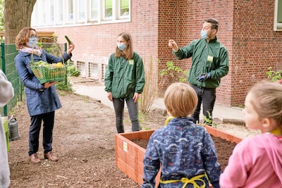 Die Kinder lernen beim Projekt der EDEKA Stiftung mit viel Spaß, dass Gemüse und Salat nicht aus dem Supermarktregal kommen.