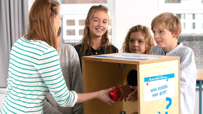 An der Tastbox mit der EDEKA-Kauffrau Projekttag Mehr bewegen - besser essen EDEKA Stiftung