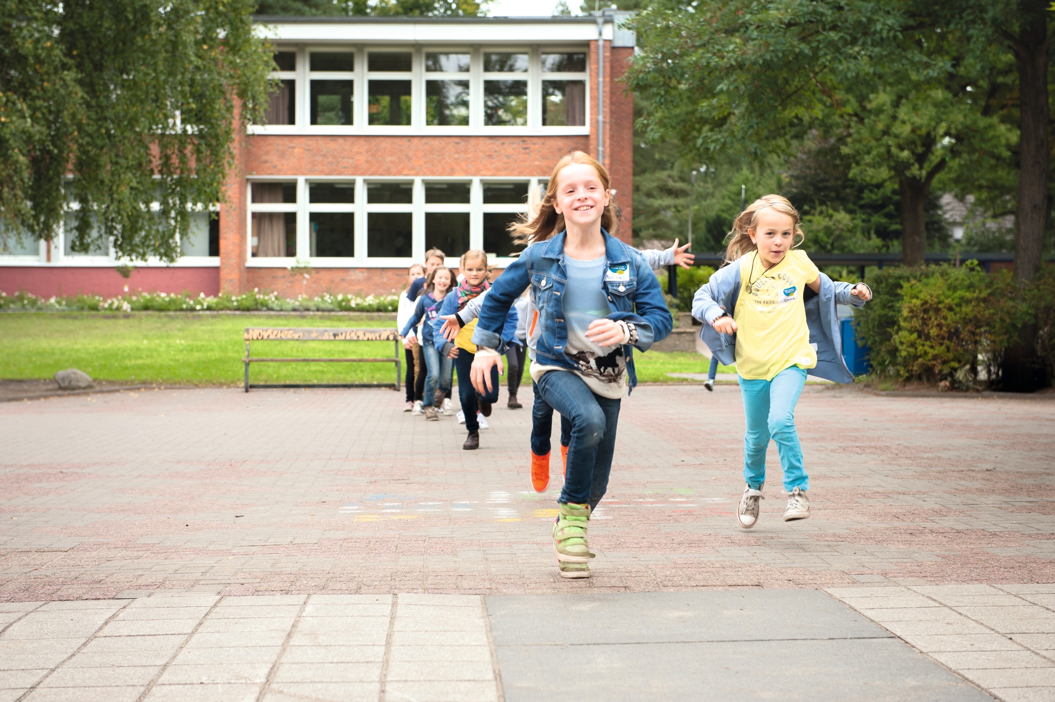 Grundschulkinder spielen im Rahmen des Projekts "Mehr bewegen - besser essen" ein Bewegungsspiel auf dem Schulhof.