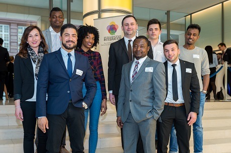Neun EDEKA-Stipendiaten des Programms "Geh deinen Weg" auf einer Veranstaltung der Deutschland Stiftung Integration.
