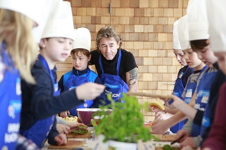 Die EDEKA-Stiftung engagiert sich auch in Zusammenarbeit mit der Peter-Maffay-Stiftung. Zum Beispiel in Grundschulen.